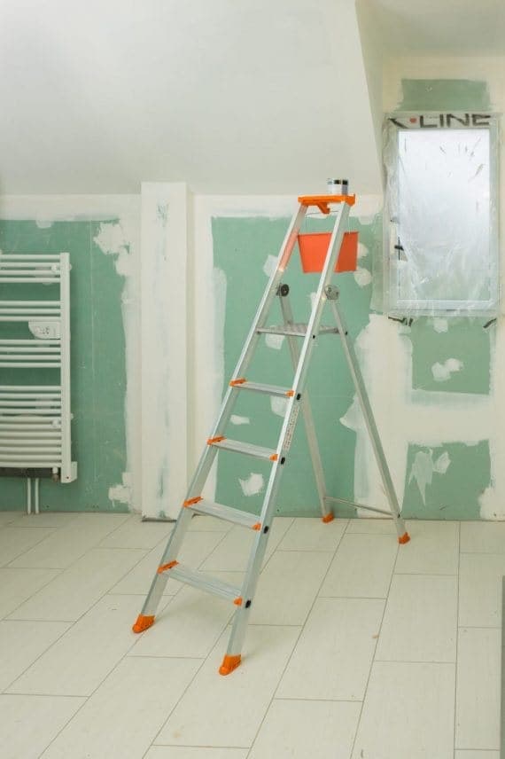 Escabeau aluminium Pro 54 – plateforme antidérapante et tablette porte-outils