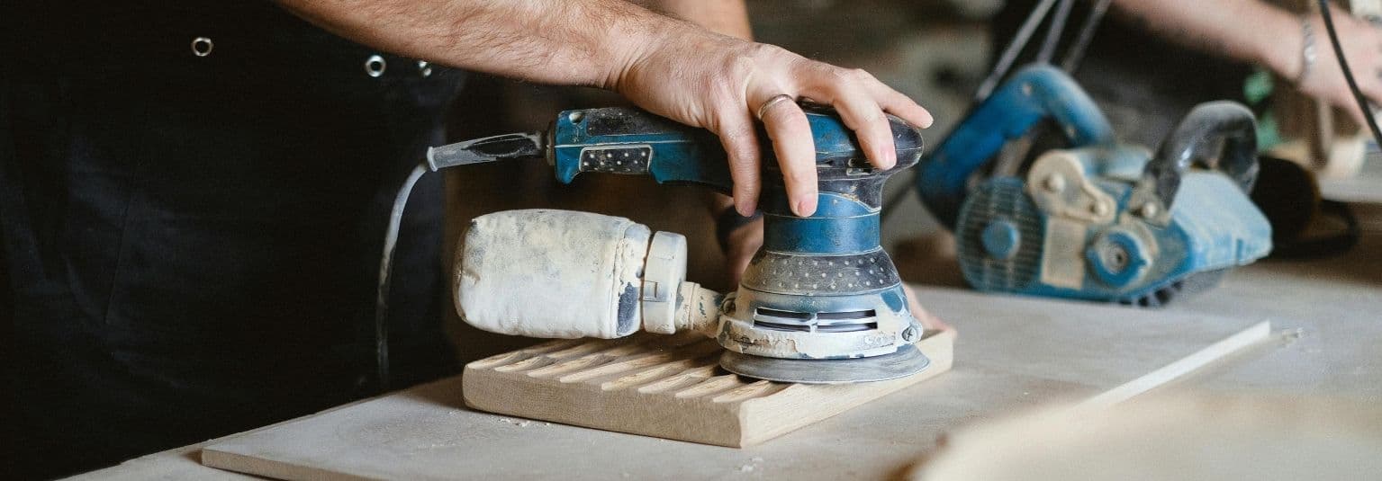 Ponceuse à bandes vs ponceuse orbitale : le duel